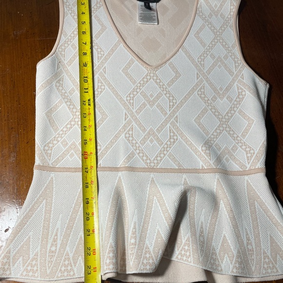 Large BCBGMAXAZRIA Gardenia top with bottom detail flair. Pink - Picture 14 of 17